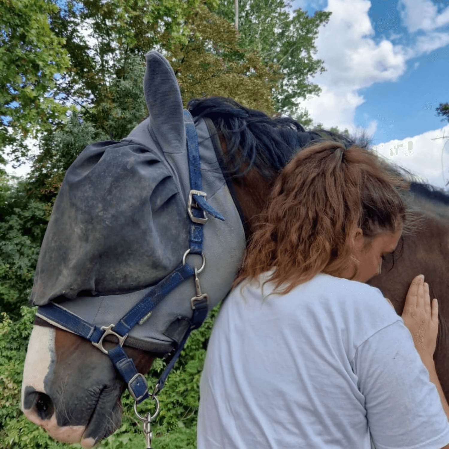 Annaëlle SILVA avec un cheval lors d'un déplacement